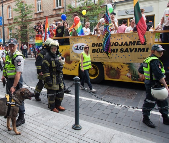 Visomis įmanomomis policijos ir gaisrininkų pajėgomis saugomi eitynių „Už lygybę” dalyviai pabrėžė didžiavimąsi savimi. Nuotr. E.eu