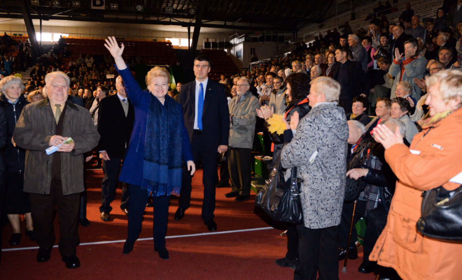 Prezidentė D. Grybauskaitė Lietuvos tremtinių yra tiesiog garbinama. Nuotraukoje – prezidentė Lietuvos politinių kalinių ir tremtinių sąjungos, 2013 m. minėjusios 25 metų jubiliejų, svarbiausia viešnia. Nuotr. prezidentas.lt
