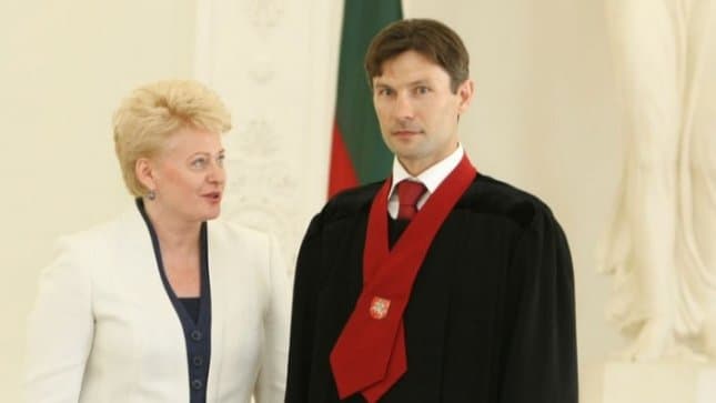 Prezidentė ir generalinio prokuroro pavaduotojas D. Raulušaitis. Nuotr. iš visuomeninio transliuotojo tinklalapio „lrt.lt“