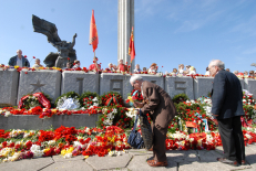 Veteranai prie paminklo sovietų kariams Rygoje