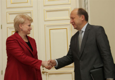 Vakarykštis metinis prezidentės D. Grybauskaitės (kairėje) pranešimas sužavėjo konservatorių lyderį A. Kubilių (dešinėje). Nuotr. prezidentas.lt