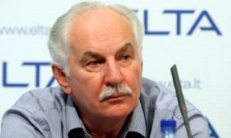 BK 235 straipsnio prasme melagingais laikomi parodymai, kai jie visiškai ar iš dalies neatitinka tikrovės, ji iškraipoma arba neigiami realūs egzistuojantys faktai ir nurodomi išgalvoti. Nuotraukoje A. Sadeckas