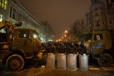Saugumo pajėgos Kijeve ardo protestuotojų barikadas. EPA-Eltos nuotr.
