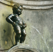 Besišlapinančio berniuko skulptūra – žymus Briuselio orientyras. Tai maža bronzinė skulptūrėlė, vaizduojanti mažą berniuką, besišlapinantį į baseiną. Atvykę į Briuselį pigiais (sekdami puikiu prezidentės pavyzdžiu) skrydžiais, būtinai nukeliaukite aplankyti šios unikalios skulptūrėlės. Nuotr. iš pigus-skrydis.lt
