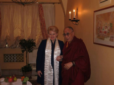 „Privataus pokalbio Vilniuje susitikau su mūsų šalyje viešinčiu Tibeto dvasiniu vadovu ir Nobelio taikos premijos laureatu Dalai Lama“, – rašo prezidentė po šia nuotrauka „facebook.com“ tinklalapyje