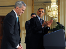 Baltųjų rūmų personalo vadovas Denisas McDonough (kairėje). AFP nuotr.