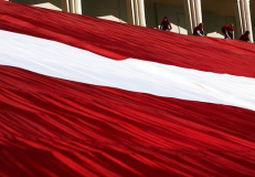 1000 kvadratinių metrų Latvijos vėliava Mežaparke
