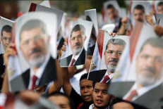 Egipto protestuotojai su nuverstojo Egipto prezidento Mohamedo Mursio plakatais