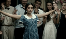 Kadras iš Nanos Ekvtimišvili ir Simono Grosso filmo „Pačiame žydėjime“