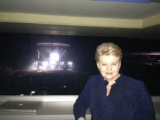 Prezidentė D. Grybauskaitė smagiai atsipalaidavo ir prisiminė savo jaunystę legendinės grupės koncerto metu. Nuotr. facebook.com