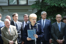 Prezidentė D. Grybauskaitė sako kalbą okupacijos, genocido ir sovietmečio represijų aukų minėjime. Džojos Barysaitės (ELTA) nuotr.