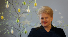 Lietuvos Prezidentės pareigas einanti Dalia Grybauskaitė Lietuvoje yra paskelbusi nuožmią kovą su kontrabanda ir korupcija. O ką Jos Ekscelencija galvoja apie pasitaikančias finansines klaidas ES biudžete? Bent jau kad atvirai savo piliečiams pasakotų apie šias problemas, su kuriomis susiduria visa ES, neteko girdėti.