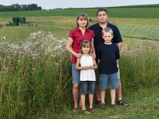 Ši nuotrauka daryta 2010 m., kai Hallowichių šeima dar gyveno greta 4 skalūnų dujų gręžinių ir nuotekų rezervuaro. Pinigai, kuriuos už tylą jiems pasiūlė kompanija, buvo vienintelė galimybė išsikraustyti iš šios vietos. Nuotr. Scott Goldsmith, National Geographic