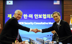 JAV gynybos sekretorius Čakas Heigelis ir Pietų Korėjos gynybos ministras Kim Kvan Džinas. EPA-ELTA nuotr.