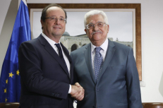 Prancūzijos prezidentas Fransua Olandas ir palestiniečių vadovas Mahmudas Abasas. EPA-Eltos nuotr.