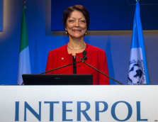 Interpolas - tarptautinės paieškos tarnybos - yra paieškos funkcijai vykdyti sukurta teisėsaugos institucija, kurioje dirba aukšto lygio profesionalai, disponuojantys anaiptol ne buitiniais paieškos prietaisais ir nekaustomi jokių Lietuvoje įprastų baubų. Mireille Balestrazzi iš Prancūzijos tapo pirmąja moterimi, išrinkta Interpolo prezidente. Nuotr. policija.lt