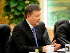 Po vizito Kinijoje V. Janukovyčius vyksta į susitikimą su V. Putinu. EPA-Eltos nuotr.