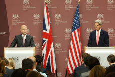 JAV valstybės sekretorius Džonas Keris (John Kerry, dešinėje) Londone spaudos konferencijoje su britų kolega Viljamu Heigu (Wiliam Hague). EPA-ELTA nuotr.