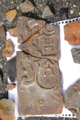 2012 m. Rokiškyje archeologinių tyrimų metu rasta heraldinio koklio dalis, kurioje pavaizduotas Krošinskių giminės herbas – trišakė žvakidė. Nuotr. iš voruta.lt