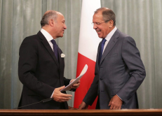 Prancūzijos užsienio reikalų ministras Lorenas Fabiusas ir Rusijos užsienio reikalų ministras Sergejus Lavrovas. EPA-ELTA nuotr.