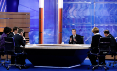 Rusijos vyriausybės vadovas D. Medvedevas pusantros valandos kalbėjosi iš karto su penkių TV kanalų žurnalistais. Nuotr. zr.ru