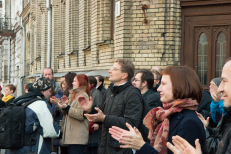 Žurnalistų bendruomenė ploja prie STT būstinės. Nuotr. E.eu
