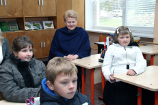 Prezidentė su vaikučiais įsiamžino vienoje Marijampolės mokyklos klasėje. Nuotr. prezidentas.lt