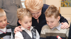 Prezidentė D. Grybauskaitė yra ypač didelė mėgėja fotografuotis su vaikais. Nuotr. prezidentas.lt