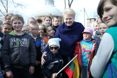 Prezidentė myli vaikus. Nuotr. prezidentas.lt