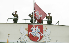 Keliama Respublikos Prezidento vėliava. Nuotr. wikipedia.org