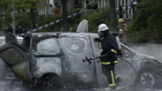 Švedijoje protestuotojai penktą dieną degina automobilius