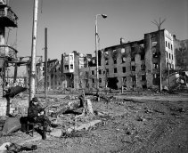 Groznas, 1995 m. kovas. Rusų kareivis subombarduotoje Čečėnijos sostinėje. Nuotr. Jeremy Nicholl