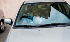 Buvęs VSD pareigūnas Donatas Šumskis teisme prarado atmintį ir slėpdamas veidą po kepure spruko nuo „ekspertai.eu“. Iš teismo salės jis pasišalino, nelaukdamas posėdžio pabaigos iš karto po savo liudijimo, pro duris, skirtas teismo darbuotojams. Nuotr. E.eu