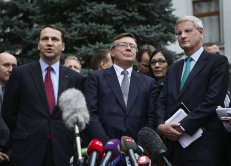 Lenkijos užsienio reikalų ministras Radoslawas Sikorskis, Ukrainos užsienio reikalų ministras Leonidas Kožara ir Švedijos užsienio reikalų ministras Carlas Bildtas. EPA-Eltos nuotr.