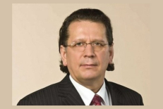 Advokatui R. Aliukoniui ir jo sutuoktinei Vilniaus apygardos prokuratūros skyriaus vyriausiajai prokurorei R. Aliukonienei teismas buvo maloningas: leido turėti tai, ko turėti neleidžia Lietuvos Respublikos Konstitucija.