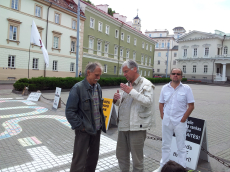 Filosofas Vytautas Rubavičius (kairėje) po TieSOS akcijos prie prezidentūros su menininku Giteniu Umbrasu. (nuotr. Alkas.lt)