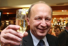 A. Kubilius rado būdų, kaip nevykdyti Aukščiausiojo teismo sprendimo dėl neteisėtų statybų Kuršių nerijoje. Bet ką gali žinoti - gal šis teismo sprendimas premjerui patiks labiau ir V. Giržadas dar šiandien bus grąžintas į darbą. Nuotr. Associated Press,