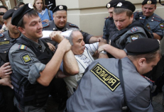 Rugpjūčio 17 dieną policija Maskvoje suima opozicijos lyderį, žinomą šachmatininką Garį Kasparovą, prie Chamovnikų teismo davusį interviu žurnalistams.