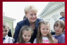 Prezidentė Dalia Grybauskaitė labai myli vaikus. Nuotr. prezidentas.lt