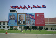 Karaliaus portretas Pnom Penio oro uoste.