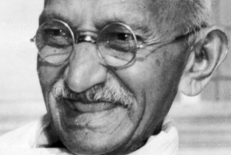"Nesipriešinsiu ginklu dar ir todėl, kad niekinu smurtą. Bet aš priešinsiuos taikiai ir pilietiškai. Taip, kaip mokė Mahatma Gandis, kaip mokė a. a. K. Čilinskas.",  - apie santykį su naująja valdžia sako prof. G. Merkys. Nuotraukoje - Indijos tautinio iš