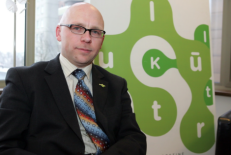 Nedaug kas žino, kad ilgametis kultūros darbuotojas, buvęs Kultūros ministerijos sekretorius, vėliau VšĮ VEKS direktorius, vėliau sugrįžęs atgal į ministeriją ir iki šiol ramiai besidarbuojantis Kultūros ministro patarėju Rolandas Kvietkauskas yra vienas