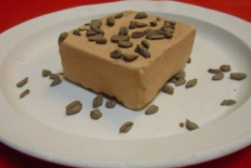 Rėkyvos bendruomenės vaikai iš molio kuria "Kugelio" prizo, kuriuo bus apdovanojami respublikinį užmojį įgaunančių "kugelinių" laureatai, maketus. Nuotraukoje - vienas šių kūrinių.