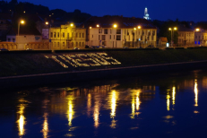 Liepos 6-ąją žodis, už kurį policija sulaikė jaunuolius ir nepilnamečius vaikus, nušvito žvakelių šviesa. Nuotr. Edvino Marčenkovo