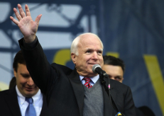 Kijeve viešintys JAV senatoriai Johnas McCainas (nuotr.) ir Chrisas Murphy pareiškė remiantys ukrainiečių eurointegracijos siekį. EPA-Eltos nuotr. 