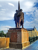 Vilniaus Žaliojo tilto skulptūra „Taikos sargyboje“. Wikipedia.org nuotr.