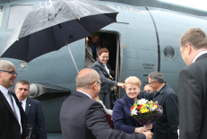 D. Ulbinaitė išlipa iš lėktuvo (viduryje). Nuotr. iš „lrp.lt“