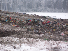 Nemarus paminklas A. Brazausko vyriausybei: nepaisant dešimtmetį trunkančių protestų šalia valstybinio Kernavės kultūrinio rezervato neteisėtai veikiantis sąvartynas. Nuotr. iš ekologija.blogas.lt
