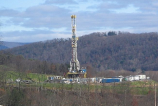 Taip atrodo gręžimo bokštas ir platforma, Marcellus Shale, Pensilvanija, JAV.