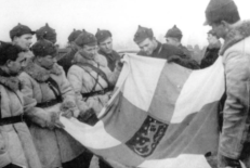 Sovietų kareiviai apžiūrinėja pagrobtą Suomijos vėliavą.